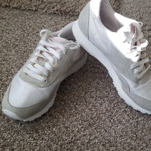 classic reebok tennis shoes